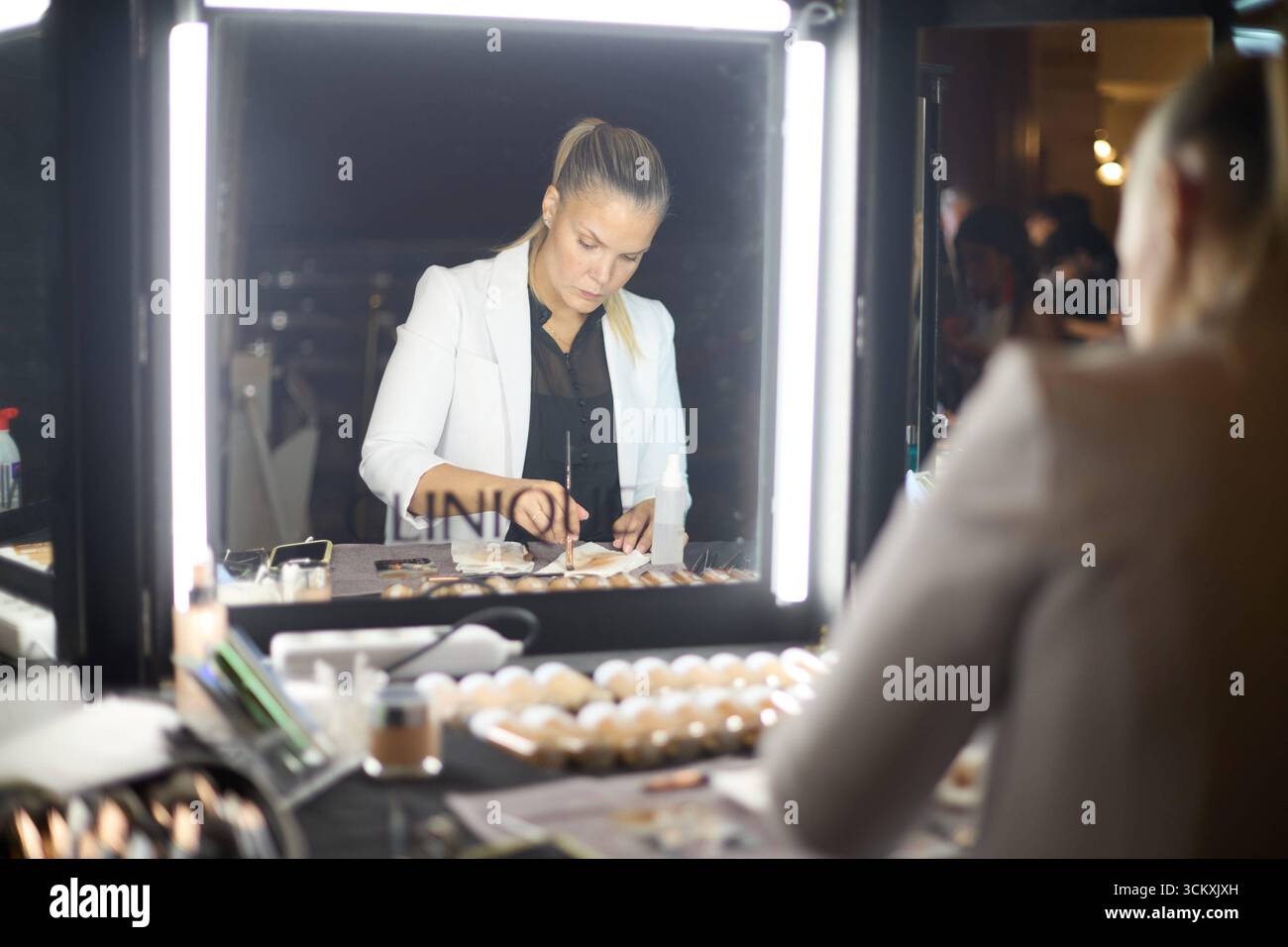 Madrid, Spanien. August 2025. Blick hinter die Kulissen des Teatro Real während der Eröffnungsshow der 10. Ausgabe von Madrid es Moda, vor der Start- und Landebahn an der Plaza de Oriente, Madrid, Spanien, 13. September 2025. Quelle: CORDON PRESS/Alamy Live News Stockfoto