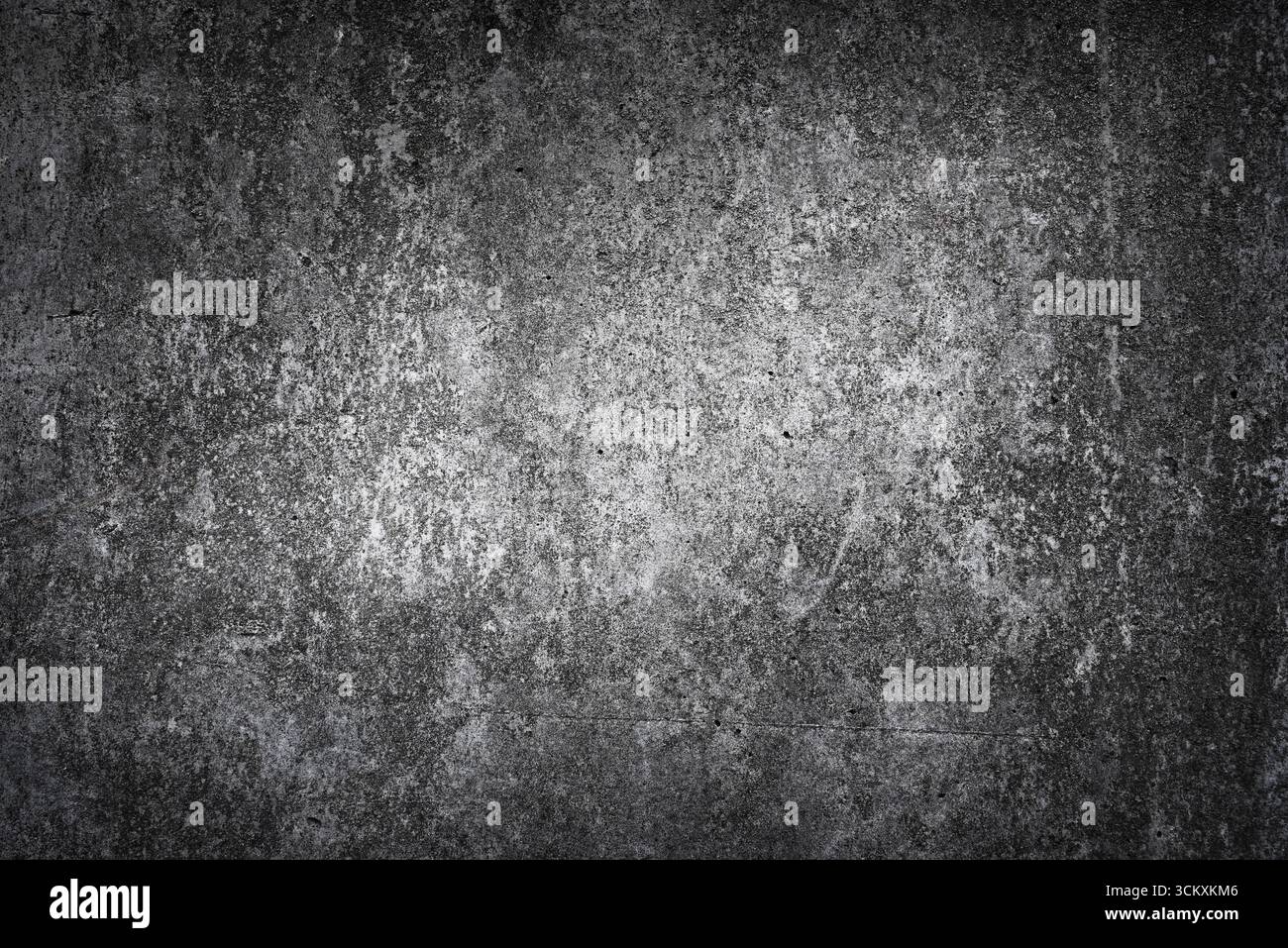 Graue Betonwand mit rauer strukturierter Oberfläche und Abriebspuren. Perfekt für Hintergründe, Designprojekte und Grunge-Kunstwerke. Stockfoto