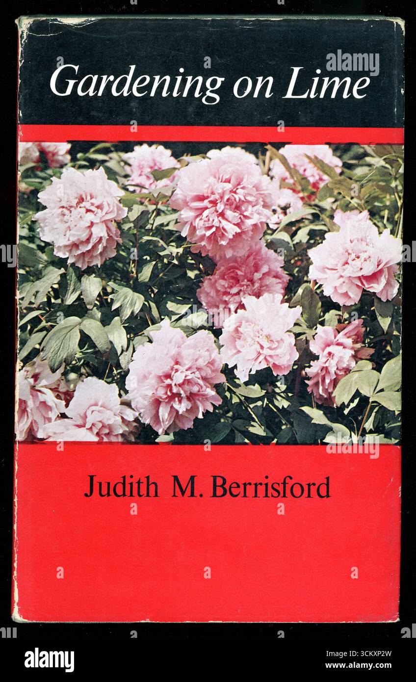 Originalbuch aus der Zeit der 1960er Jahre, Staubjacke auf der Vorderseite, „Gardening on Lime“ von Judith M. Berrisford. Wie man Pflanzen auf alkalischem Boden anbaut / alkalische liebevolle Pflanzen. Veröffentlicht 1963. GROSSBRITANNIEN Stockfoto