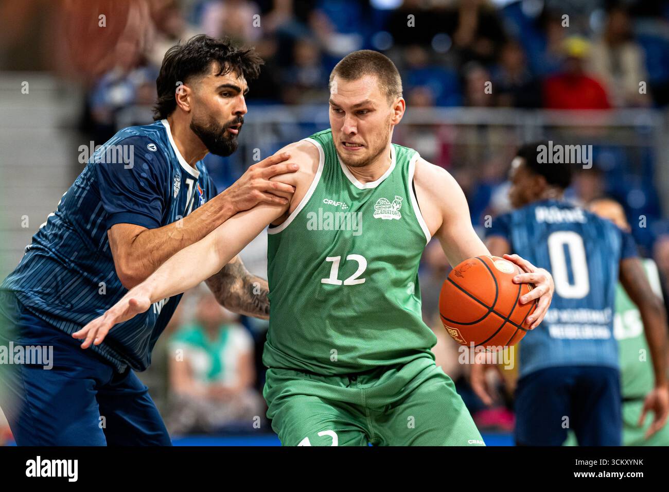 Heidelberg, Deutschland. September 2025. Direktes Duell zwischen Marten Lin?en (12; Gladiators Trier) und Marcel Ke?en (15; MLP) im Kampf um den Ball auf dem Court Heidelberg Basketball Cup: MLP Academics Heidelberg gegen VET-CONCEPT Gladiators Trier, SNP Dome Heidelberg, 13.09.2025 Credit: dpa/Alamy Live News Stockfoto