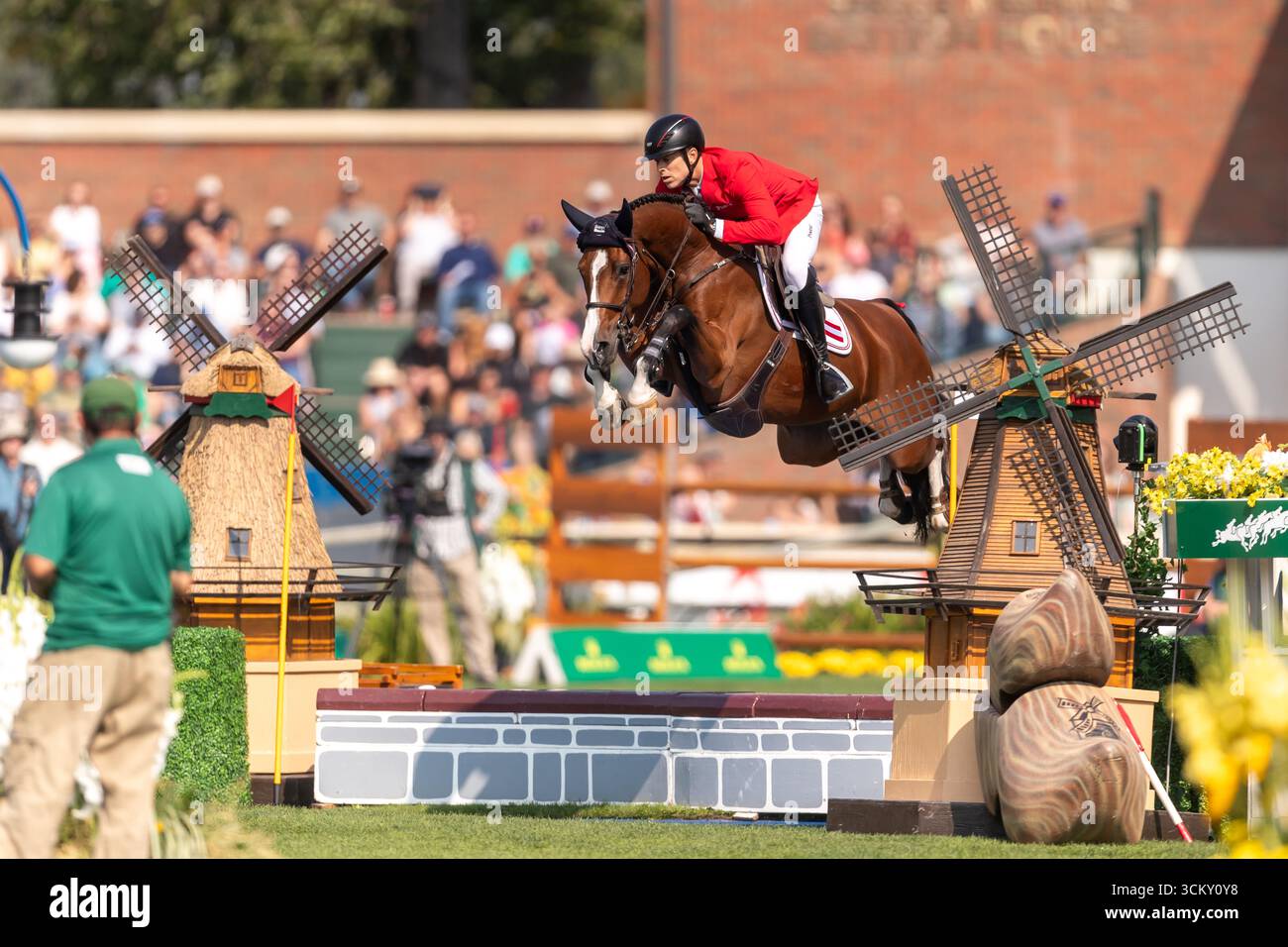 Max Kuhner aus Österreich, Riding Count on Me, tritt am 6. September in der ersten Runde des BMO Nations Cups 2025 während der Fichte Meadows 'Masters' an. Stockfoto