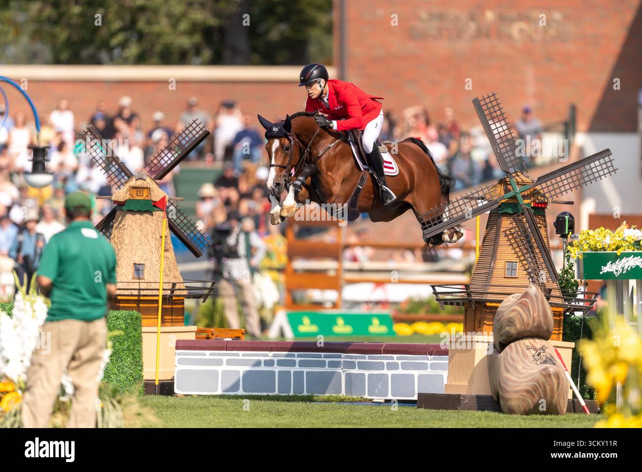 Max Kuhner aus Österreich, Riding Count on Me, tritt am 6. September in der ersten Runde des BMO Nations Cups 2025 während der Fichte Meadows 'Masters' an. Stockfoto