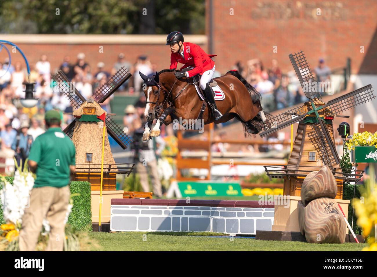 Max Kuhner aus Österreich, Riding Count on Me, tritt am 6. September in der ersten Runde des BMO Nations Cups 2025 während der Fichte Meadows 'Masters' an. Stockfoto
