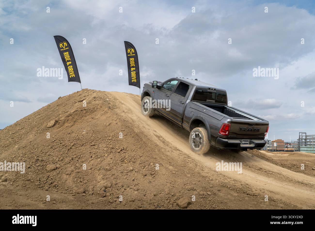 Loveland, CO, USA – 22. August 2025: RAM Power Wagon Pickup-Truck auf staubigem Gelände. Stockfoto