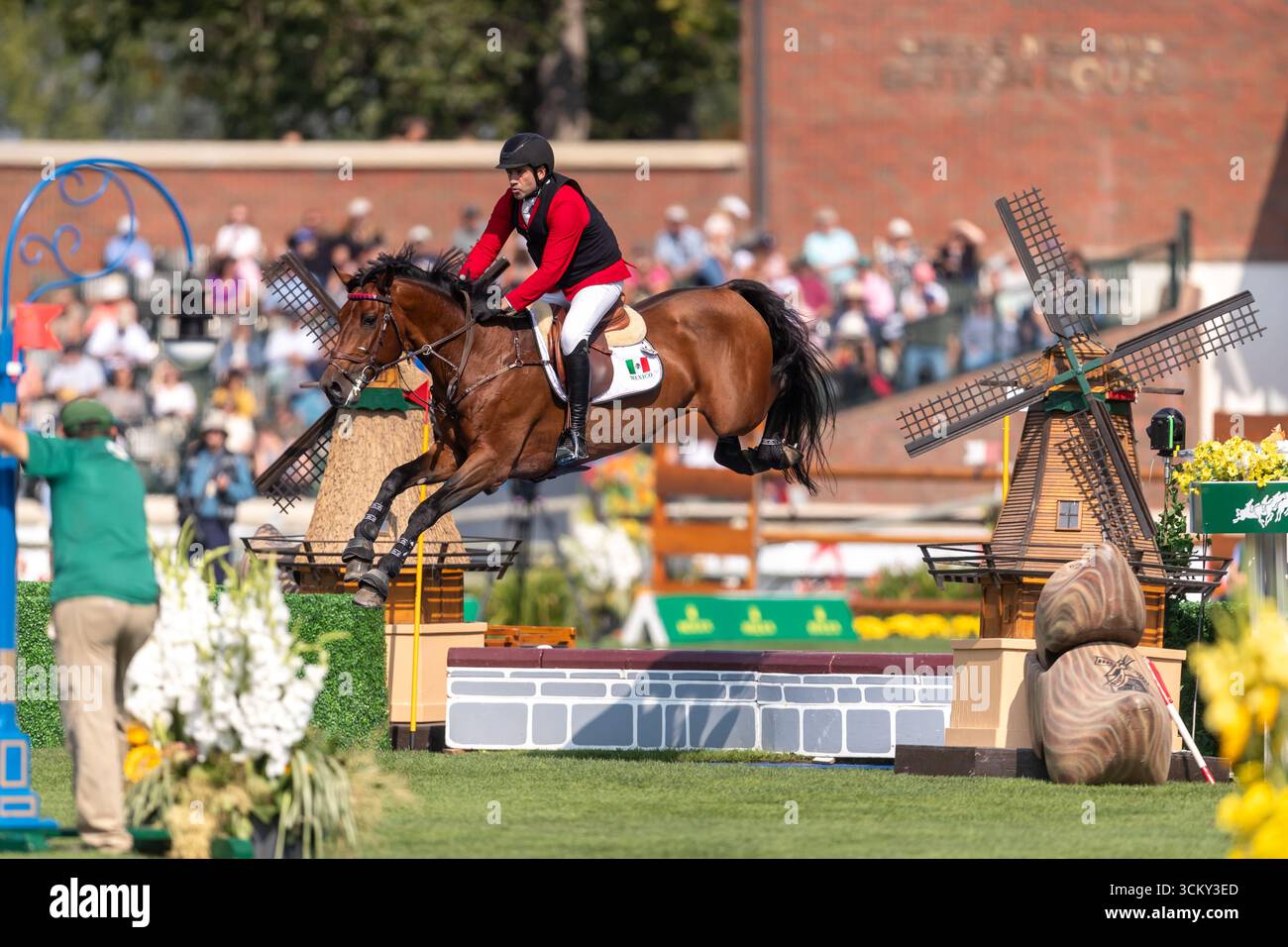 Pedro Pasquel aus Mexiko, der auf Chakkalou PS fährt, tritt im September in der ersten Runde des BMO Nations Cup 2025 während der Spruce Meadows „Masters“ an Stockfoto