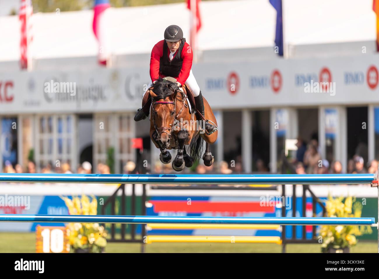 Pedro Pasquel aus Mexiko, der auf Chakkalou PS fährt, tritt im September in der ersten Runde des BMO Nations Cup 2025 während der Spruce Meadows „Masters“ an Stockfoto