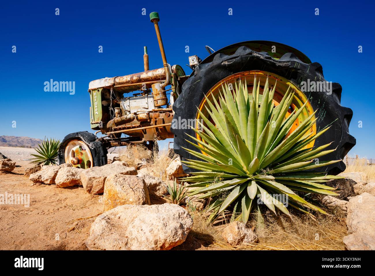 Verlassener Traktor in der Nähe von Solitaire in Namibia Stockfoto