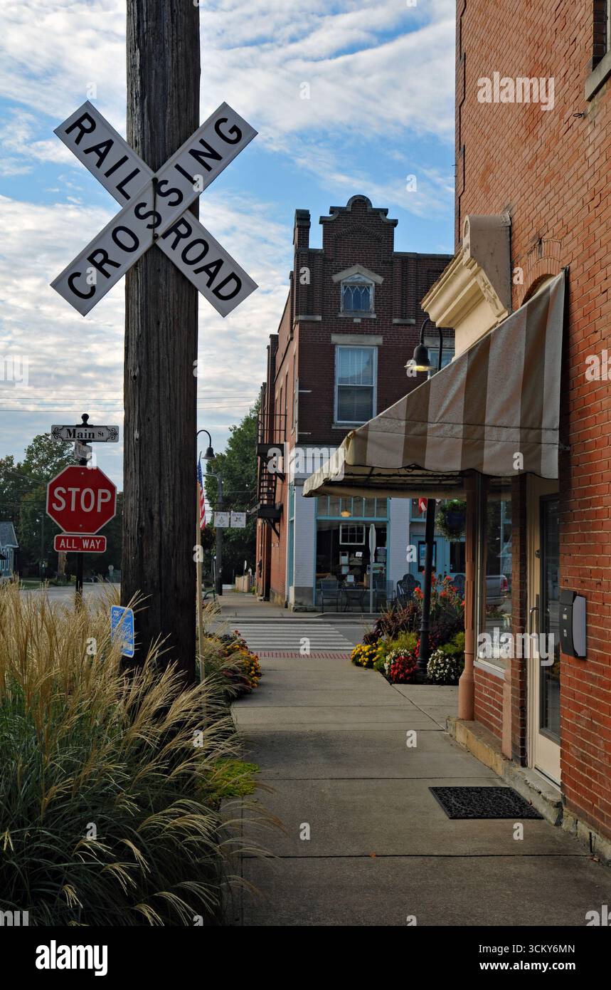 Eisenbahnübergangsschild für die CSX-Hauptstrecke, die mitten auf der Main Street im historischen La Grange, Kentucky, verläuft. Stockfoto