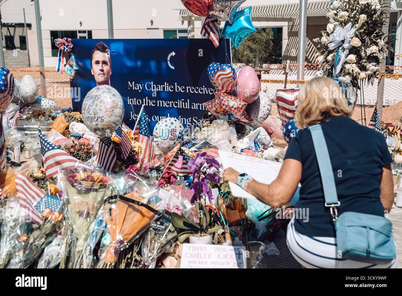 Phoenix, Arizona - 13. September 2025: Die Menschen zollen an der Gedenkstätte im Hauptquartier von Turning Point, nachdem Charlie Kirk tödlich getötet wurde Stockfoto