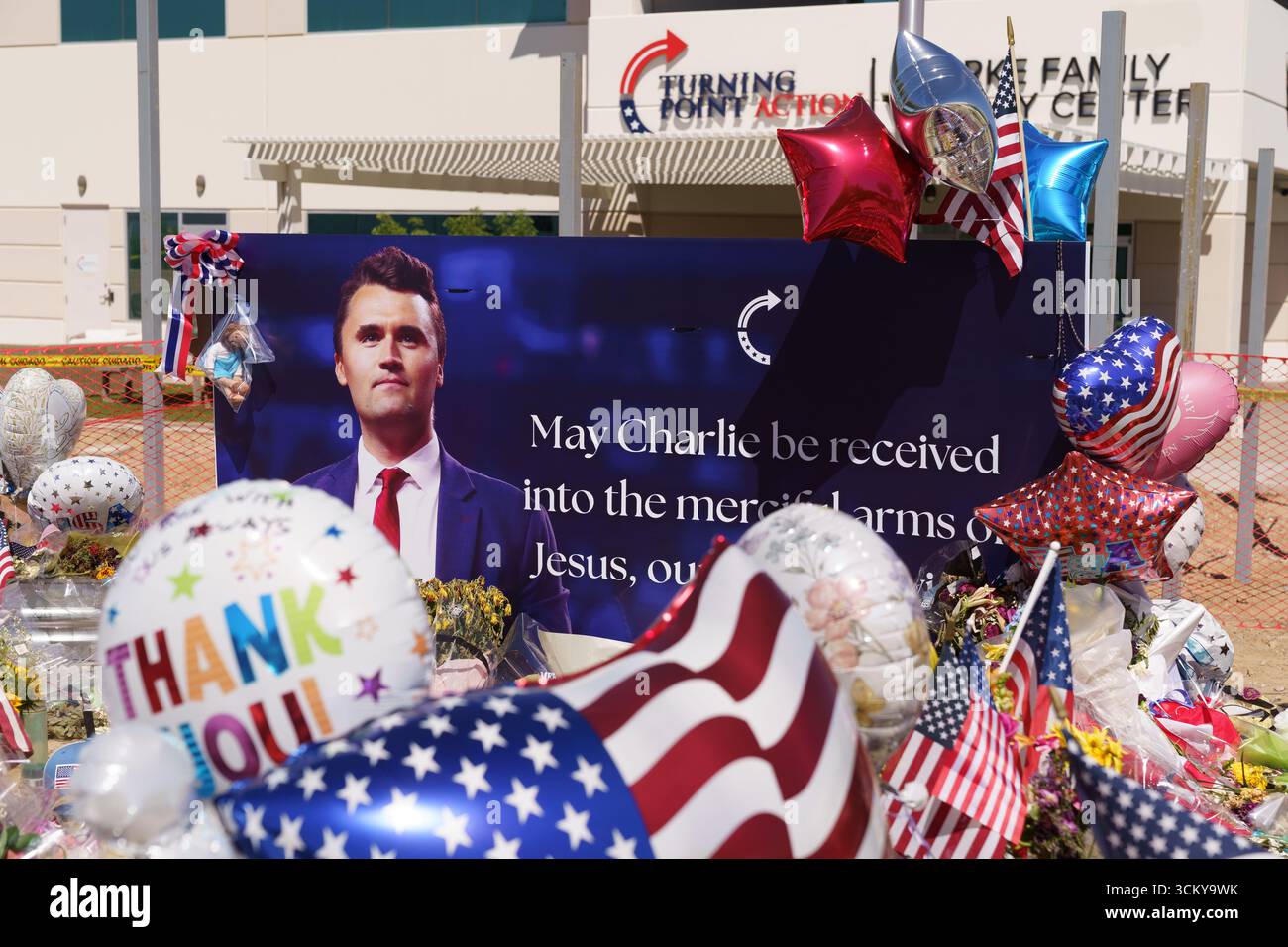 Phoenix, Arizona - 13. September 2025: Die Menschen zollen an der Gedenkstätte im Hauptquartier von Turning Point, nachdem Charlie Kirk tödlich getötet wurde Stockfoto