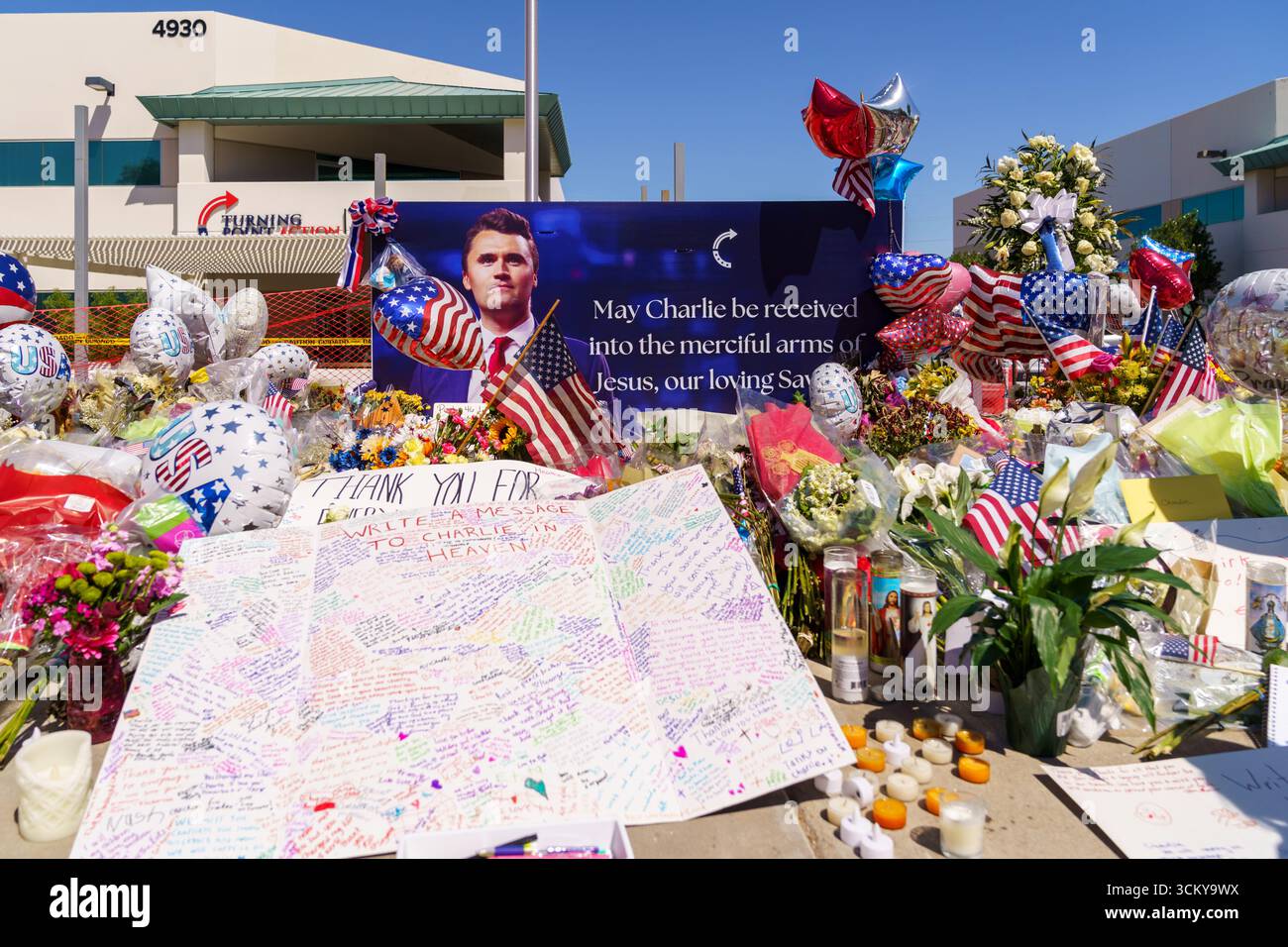 Phoenix, Arizona - 13. September 2025: Die Menschen zollen an der Gedenkstätte im Hauptquartier von Turning Point, nachdem Charlie Kirk tödlich getötet wurde Stockfoto