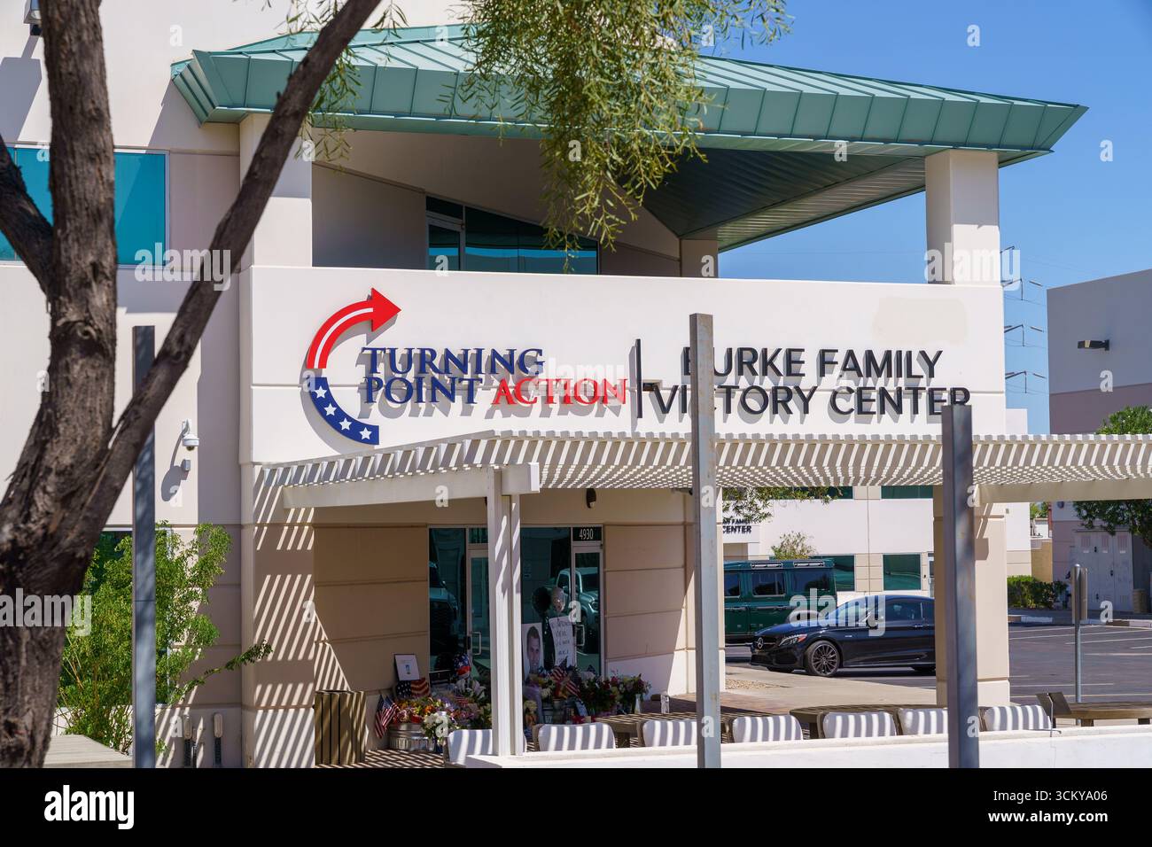 Phoenix, Arizona, 13. September 2025: Vor dem Hauptquartier der Wendepunkt USA, nachdem Charlie Kirk tödlich getötet wurde, während er in Utah V sprach Stockfoto