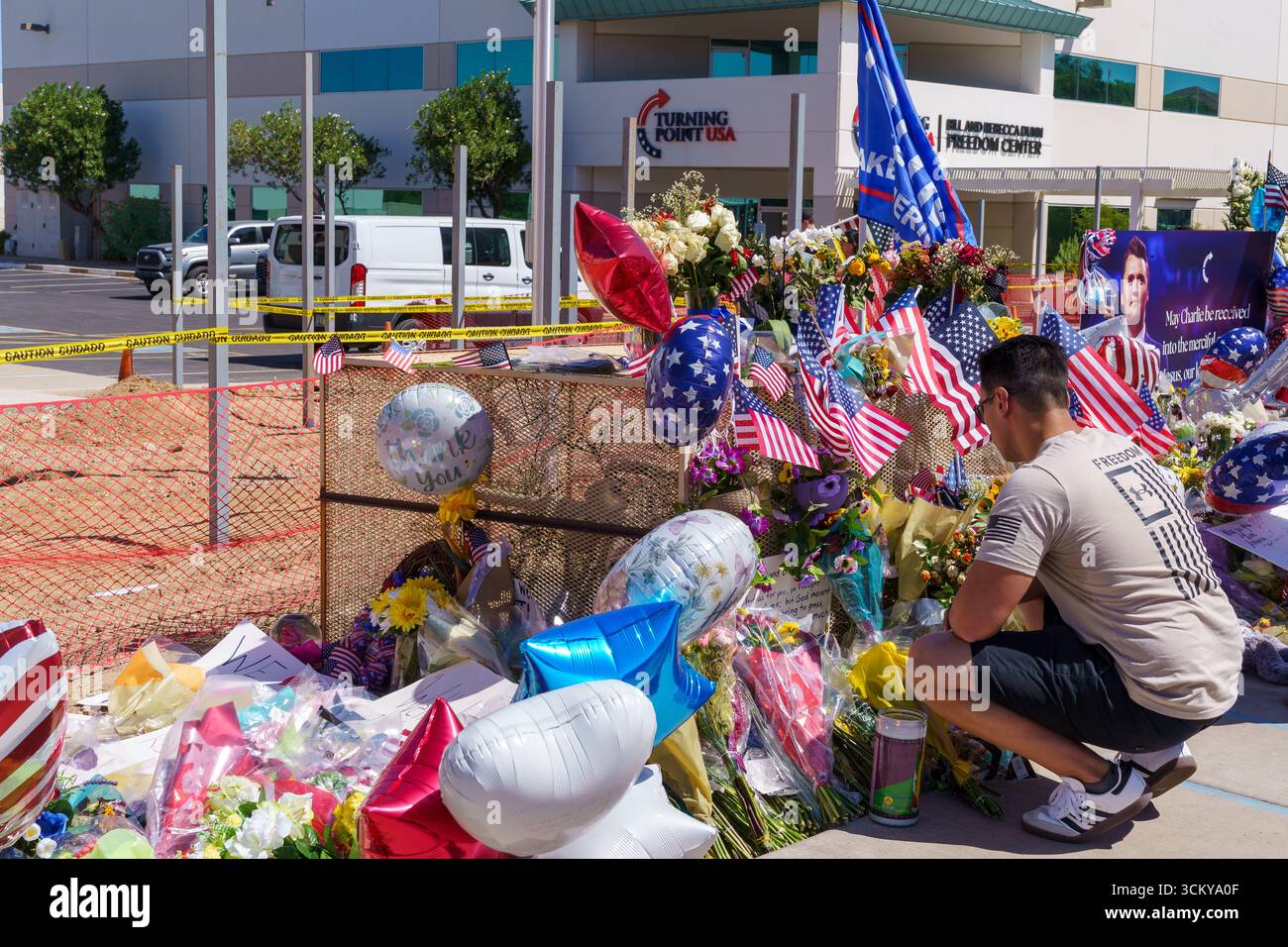 Phoenix, Arizona - 13. September 2025: Die Menschen zollen Tribut an der Gedenkfeier im Hauptquartier von Turning Point USA, nachdem Charlie Kirk tödlich erschossen wurde Stockfoto