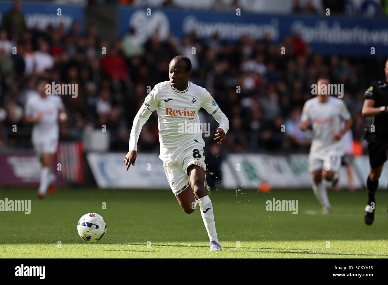 Swansea, Großbritannien. September 2025. Malick Yalcouye aus Swansea City in Aktion. EFL Skybet Meisterschaftsspiel, Swansea City gegen Hull City im Stadion Swansea.com in Swansea, Wales am Samstag, den 13. September 2025. Dieses Bild darf nur für redaktionelle Zwecke verwendet werden. Nur redaktionelle Verwendung, Bild von Andrew Orchard/Alamy Live News Stockfoto