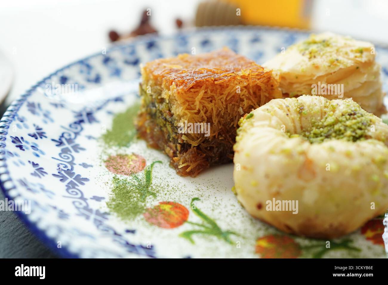 Nahaufnahme aller Arten von köstlich aussehender Baklava auf dem Tisch Stockfoto