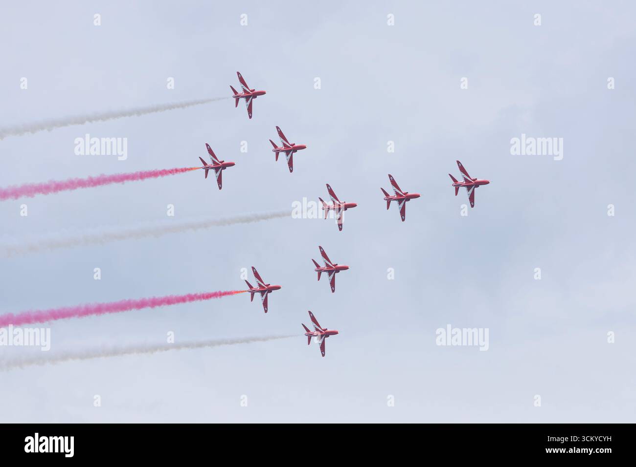 Die Roten Pfeile, offiziell bekannt als Royal Air Force Aerobatic Team, fliegen in Concorde Formation während ihrer Ausstellung auf der Internationalen Ayr Show Stockfoto