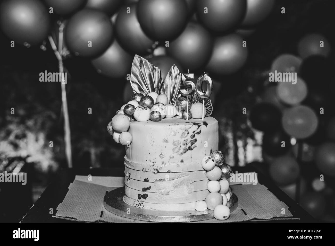 Geburtstagsfeier zum 50. Geburtstag – monochromer Meilensteinkuchen Stockfoto