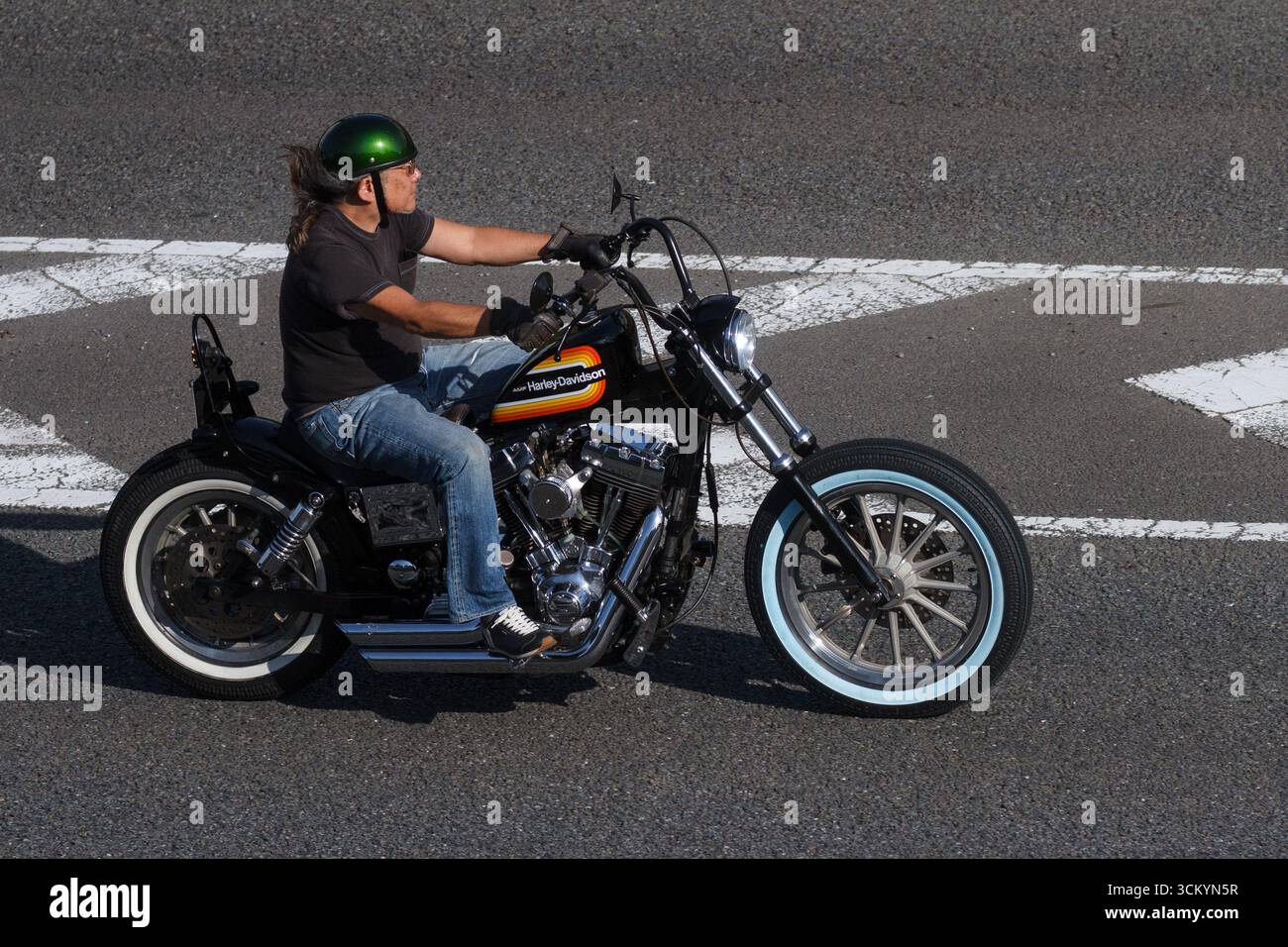 Ein älterer Japaner, der ein AMF Harley Davidson Motorrad auf einer Straße in Kanagawa, Japan, fährt. Stockfoto Ein älterer Japaner, der ein AMF Harley Davidson Motorrad auf einer Straße in Kanagawa, Japan, fährt. Stockfoto