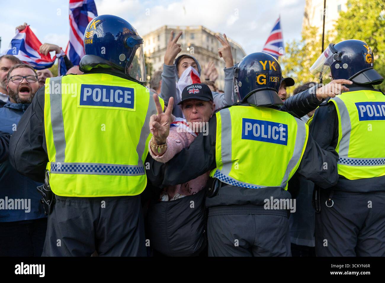 London, Großbritannien — 14. September 2025 die Polizei berichtete, dass mehr als 100.000 Menschen an der „Unite the Kingdom“-Kundgebung unter der Leitung des rechtsextremen Aktivisten Tommy Robinson im Zentrum Londons teilnahmen – eine der größten Demonstrationen dieser Art in den letzten Jahren. Anhänger marschierten mit Union Jacks und nationalistischen Parolen, während Robinson strengere Grenzkontrollen und ein stärkeres Gefühl britischer Identität forderte. Die Spannungen eskalierten, als Robinsons Unterstützer mit der Polizei zusammenstießen, was trotz einer starken Sicherheitspräsenz zu Verhaftungen und kurzen Ausbrüchen von Gewalt führte. Gegenproteste von Antirassismus und antifaschistischen Gruppen als Stockfoto