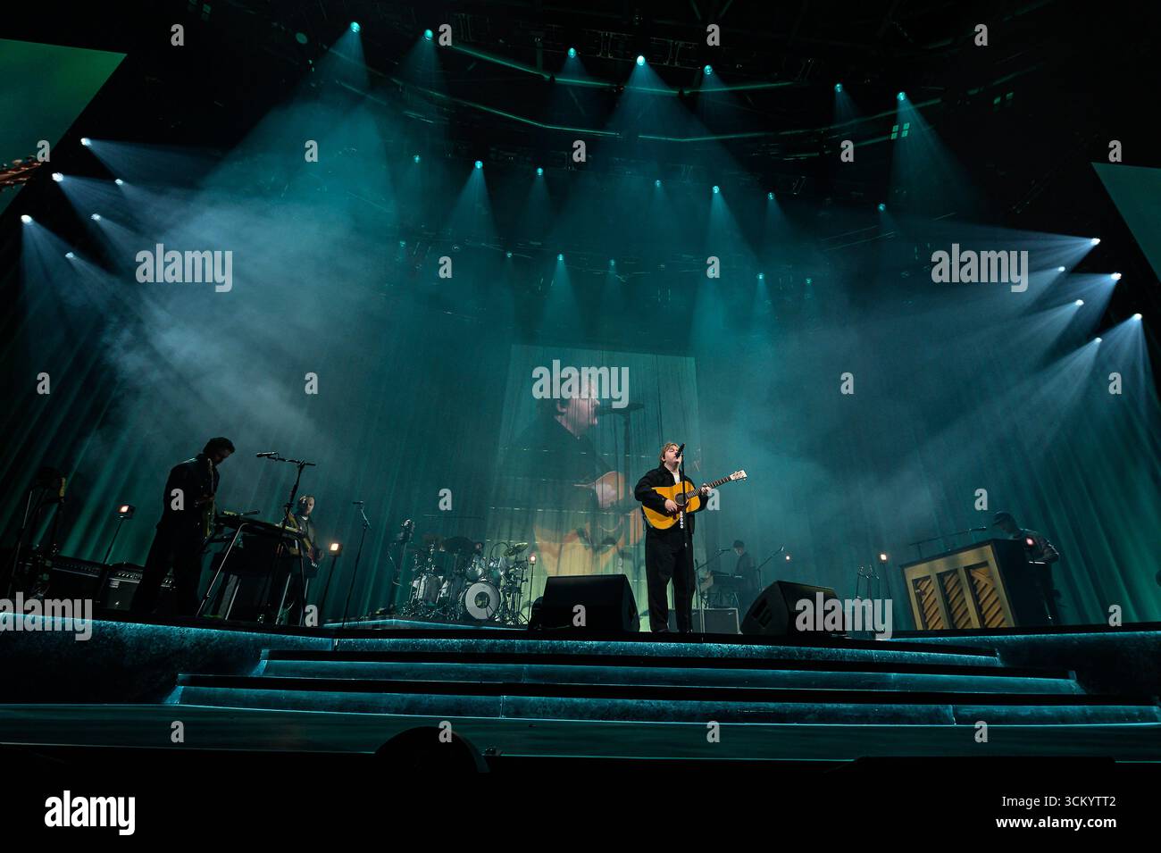 Glasgow, Großbritannien. September 2025. Lewis Capaldi hat live auf der Bühne im OVO Hydro gesehen nach einer zweijährigen Pause kehrt Lewis Capaldi in die Musikszene zurück und spielt im OVO Hydro in Glasgow. Credit: SOPA Images Limited/Alamy Live News Stockfoto