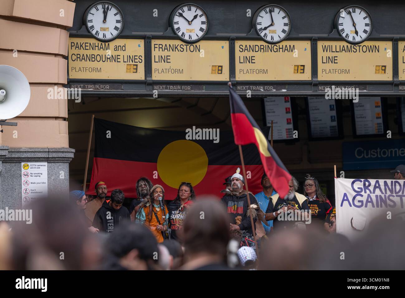 Demonstranten marschieren durch Melbournes CBD während der Veranstaltung „Indigenous Souveränty and Rally Against Rassismus“. Melbourne, Victoria, Australien. 13. September 2025. Stockfoto