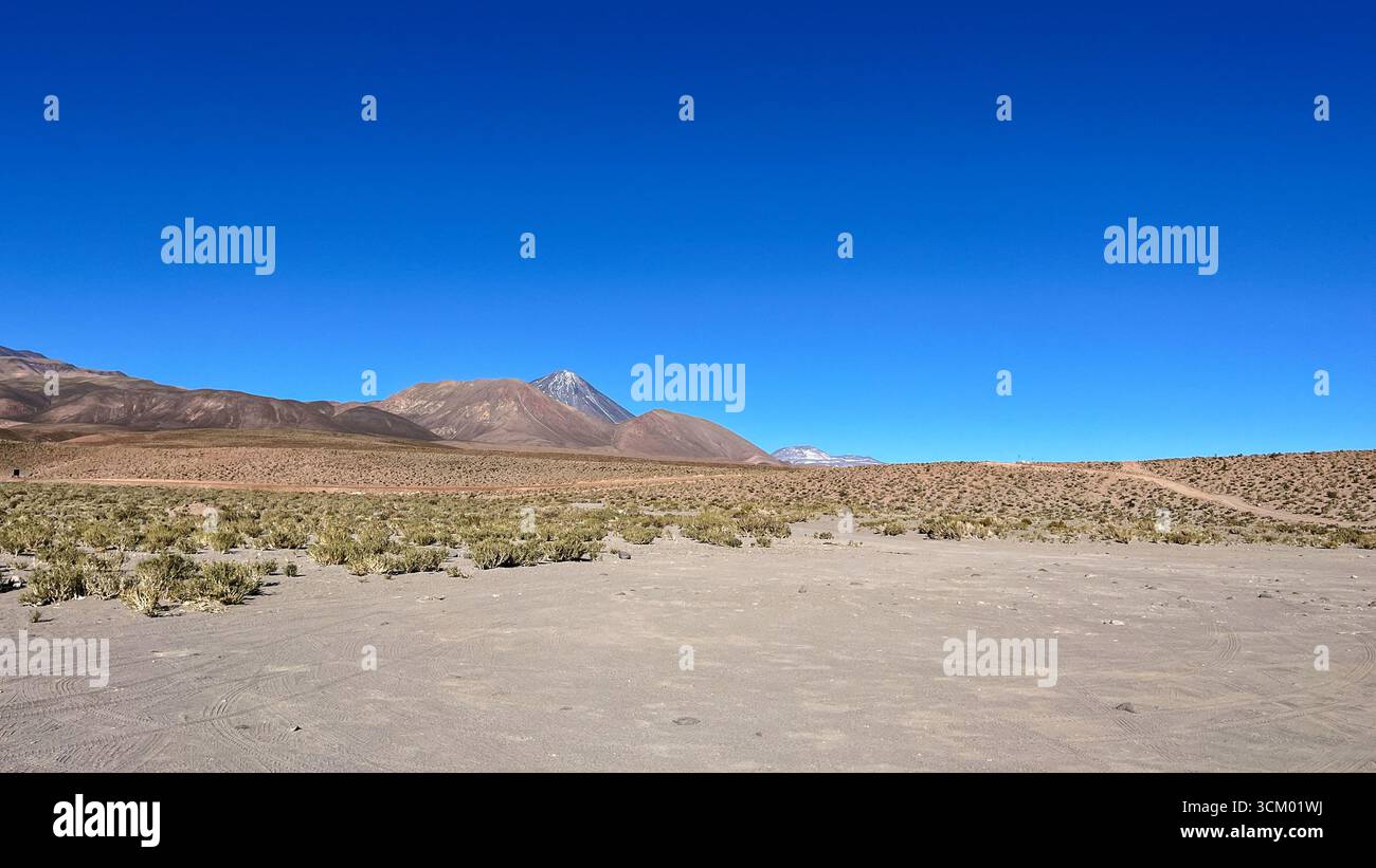 Blick auf die Berge vom Aussichtspunkt in der Nähe des Guatín Canyon oder des Tals in der Nähe von San Pedro de Atacama, Chile. Spektakuläre Andenberge. Stockfoto