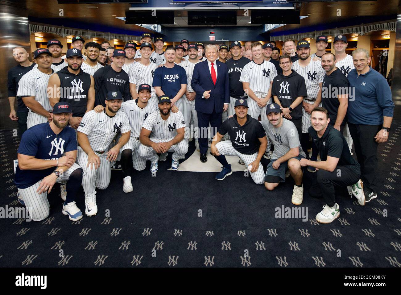Präsident Donald Trump posiert für ein Gruppenfoto mit Spielern und Mitarbeitern der New York Yankees im Team Clubhaus nach dem Tribute-Spiel 9/11. New York City, 11. September 2025. Bild mit freundlicher Genehmigung des Weißen Hauses. Stockfoto