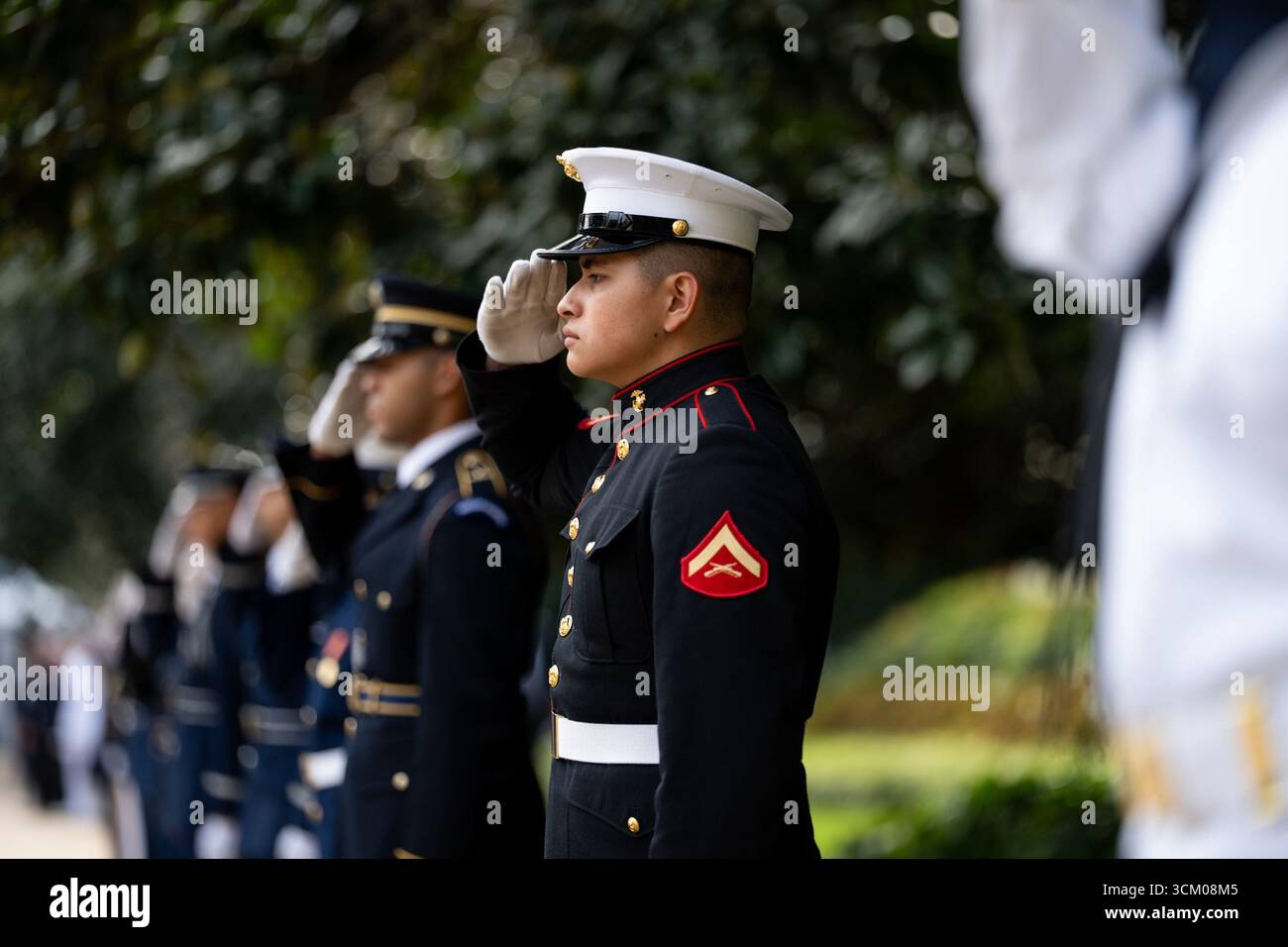 Die U.S. Marine grüßt während der Gedenkfeier am 11. September 2025 im Pentagon in Arlington, Virginia. Bild mit freundlicher Genehmigung des Weißen Hauses. Stockfoto