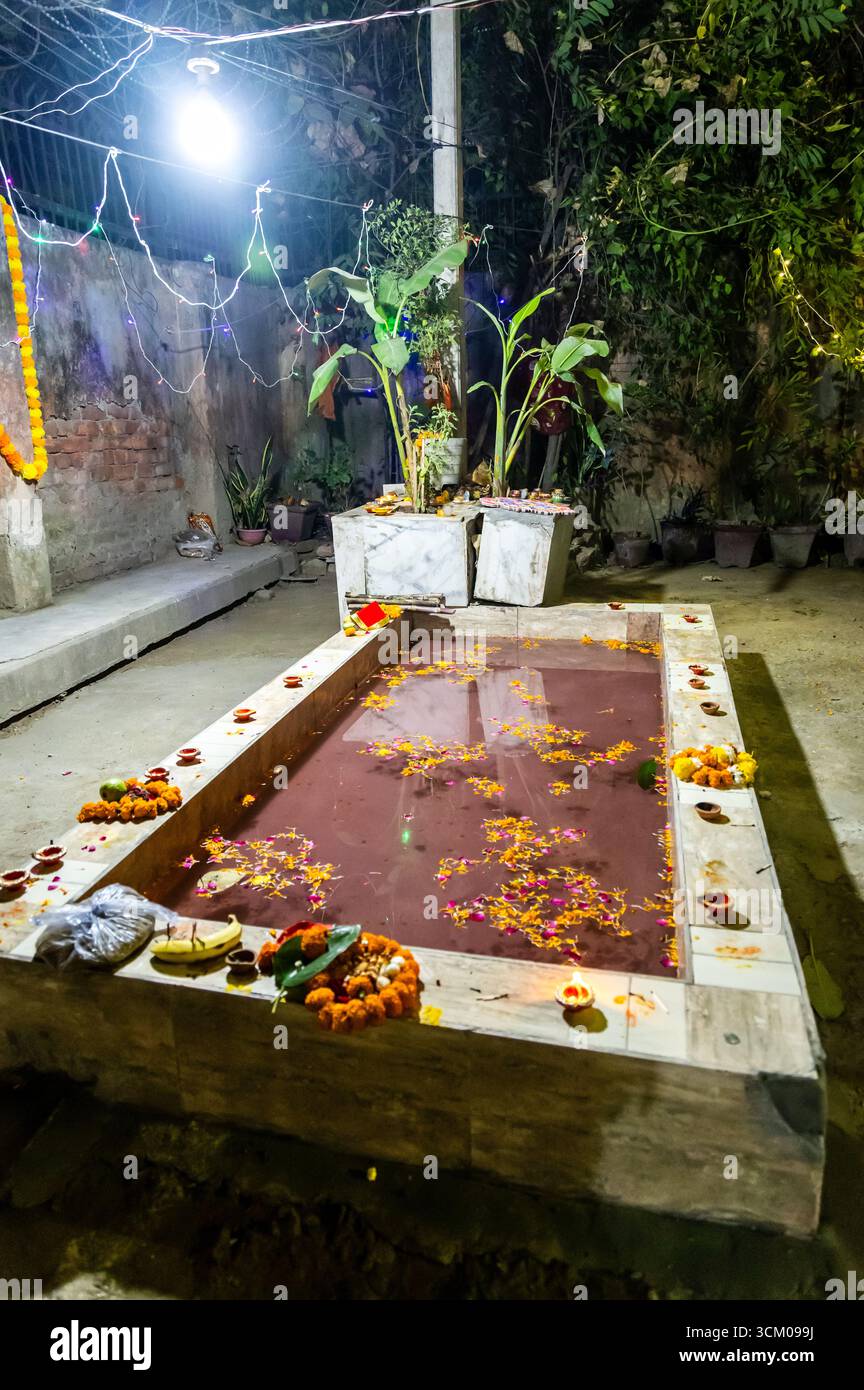 heiliger Teich bereit für Chhath Puja Feier im Freien Stockfoto