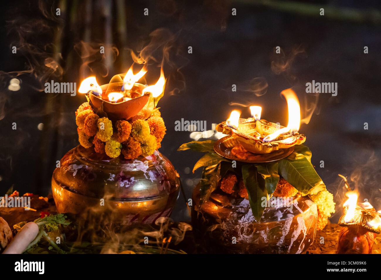 Öllampen-Angebot bei Chhath Puja am Flussufer im Freien Stockfoto