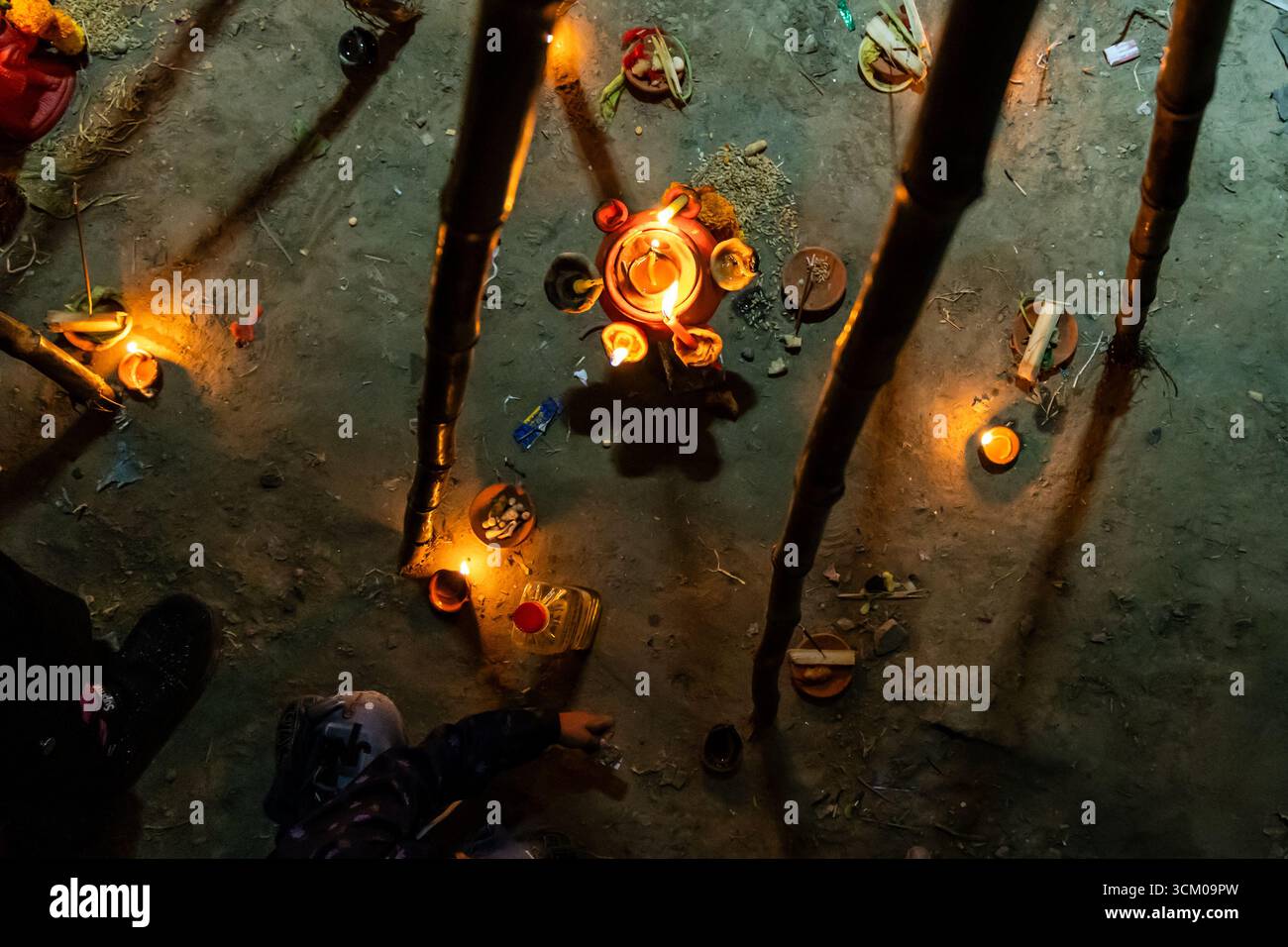 Heilige Diya-Opfergabe während des heiligen Chhath-Puja-Rituals am Ufer Stockfoto