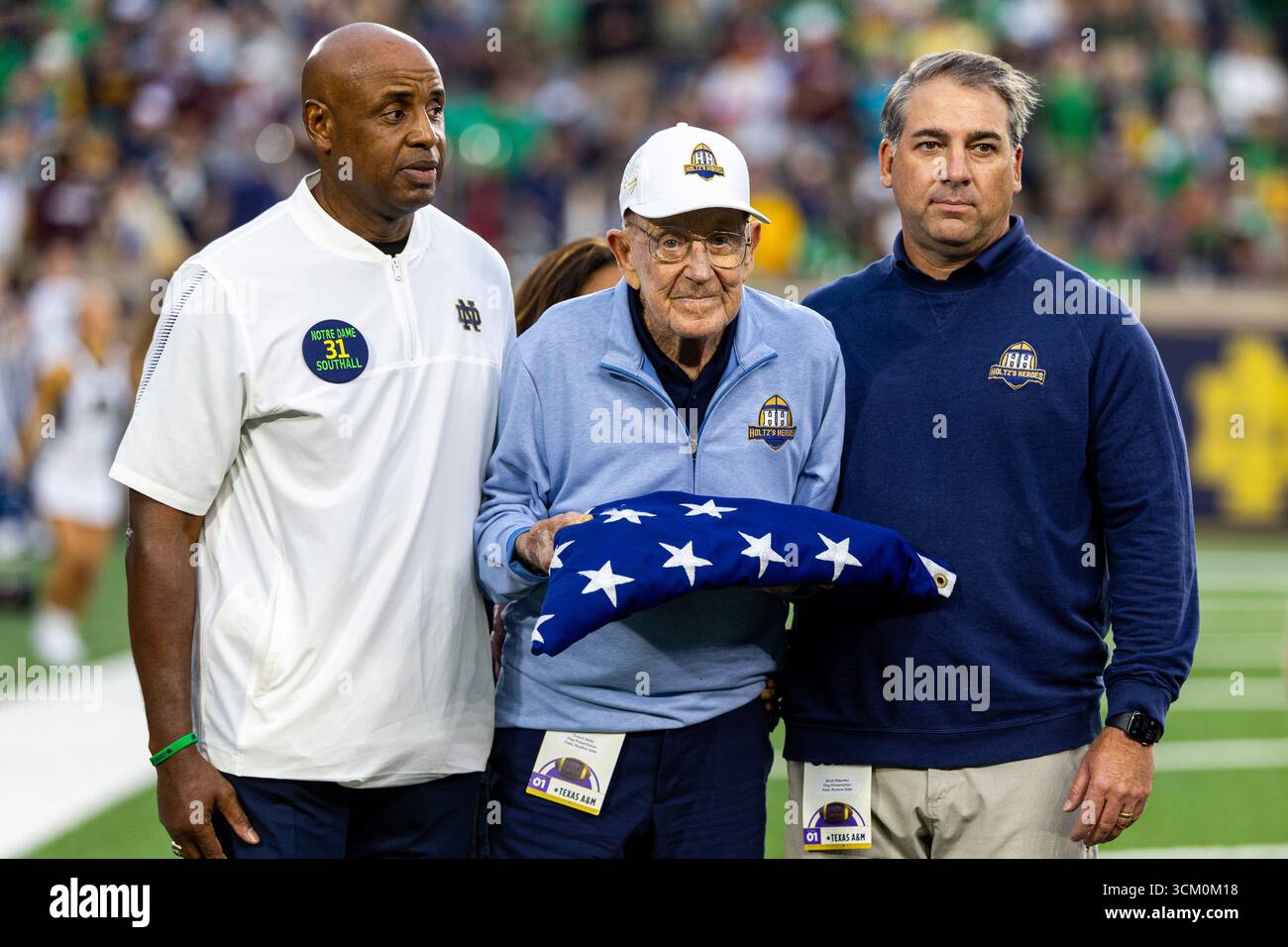 13. September 2025: Der ehemalige Notre Dame-Cheftrainer Lou Holtz präsentiert die Flagge vor dem NCAA-Football-Spiel zwischen den Texas A&M Aggies und den Notre Dame Fighting Irish im Notre Dame Stadium in South Bend, Indiana. John Mersits/CSM/SIPA USA (Credit Image: © John Mersits/Cal Sport Media/SIPA USA) Credit: SIPA US/Alamy Live News Stockfoto