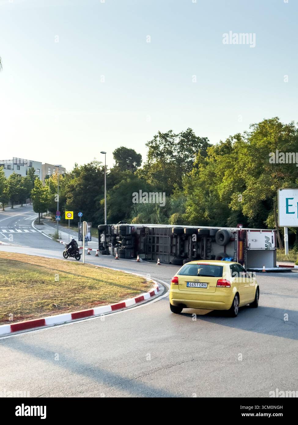 Rubi, Barcelona, Spanien. August 2025. Ein umgekippter Lkw verursacht einen Stau auf einer Vorortstraße. Der Unfall veranschaulicht Transportprobleme - Smartphone-aufgenommenes Stockfoto