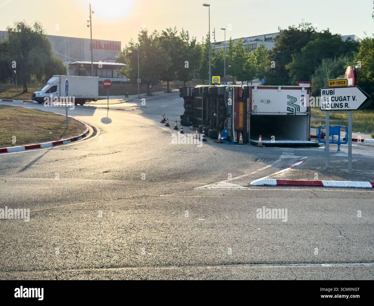 Rubi, Barcelona, Spanien. August 2025. Ein umgekippter Lkw verursacht einen Stau auf einer Vorortstraße. Der Unfall veranschaulicht Transportprobleme - Smartphone-aufgenommenes Stockfoto