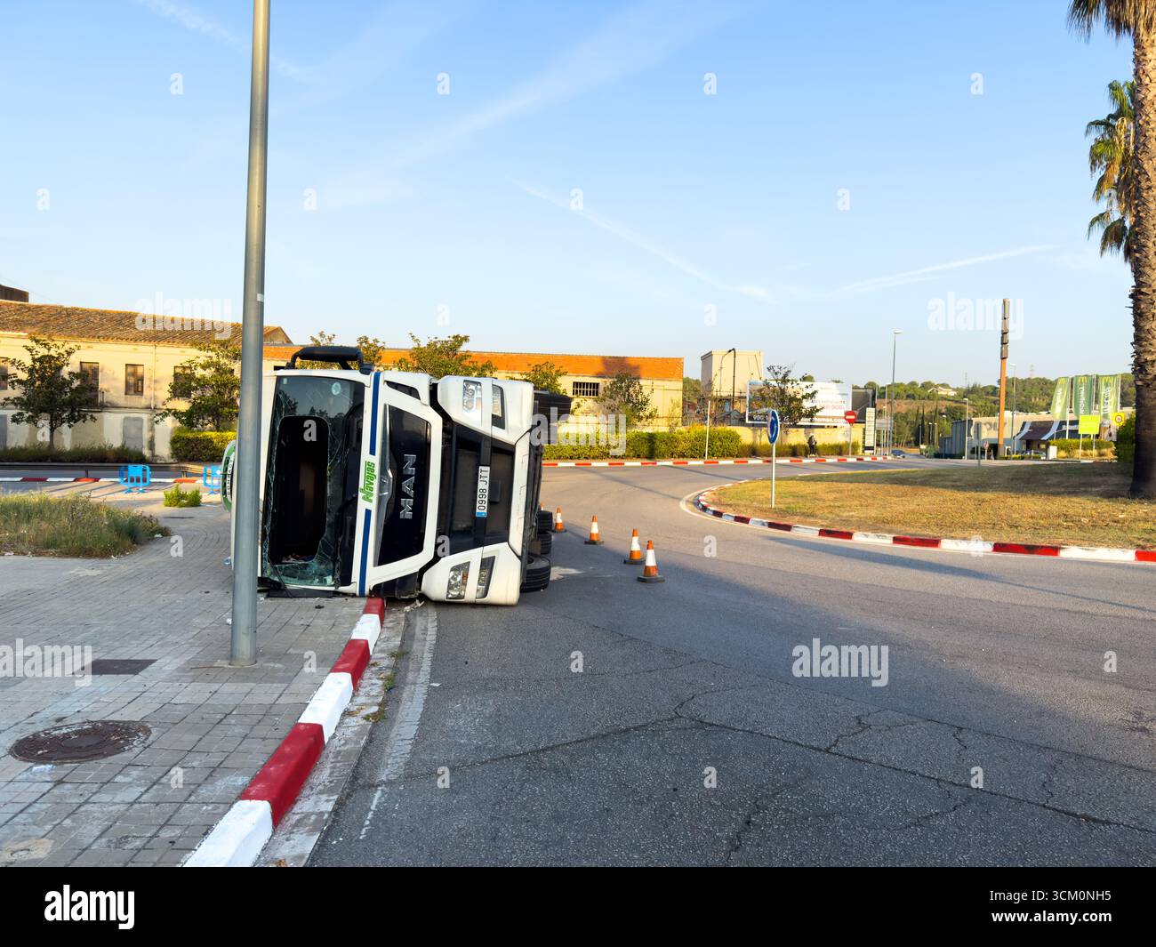 Rubi, Barcelona, Spanien. August 2025. Ein umgekippter Lkw verursacht einen Stau auf einer Vorortstraße. Der Unfall veranschaulicht Transportprobleme - Smartphone-aufgenommenes Stockfoto
