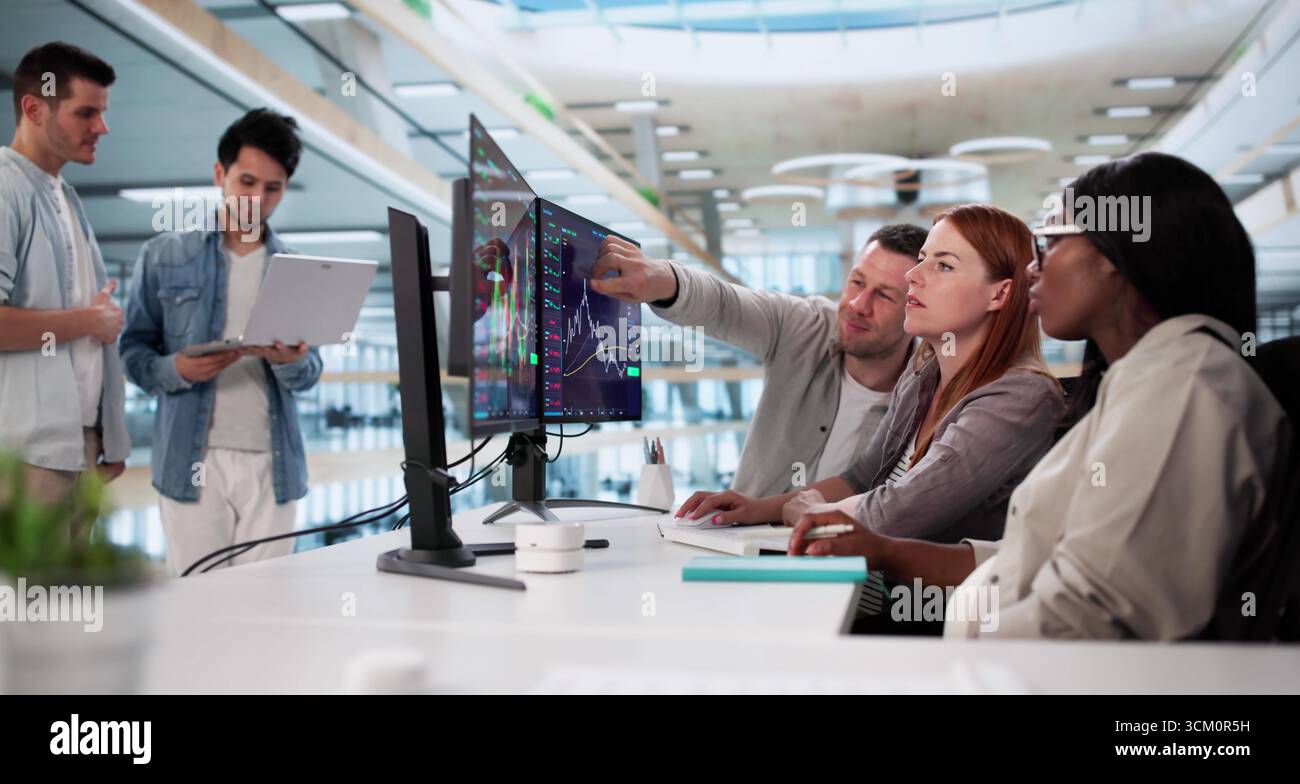 Dynamische Datenanalysten Nutzen Modernste Technologie In Verschiedenen Büros Stockfoto