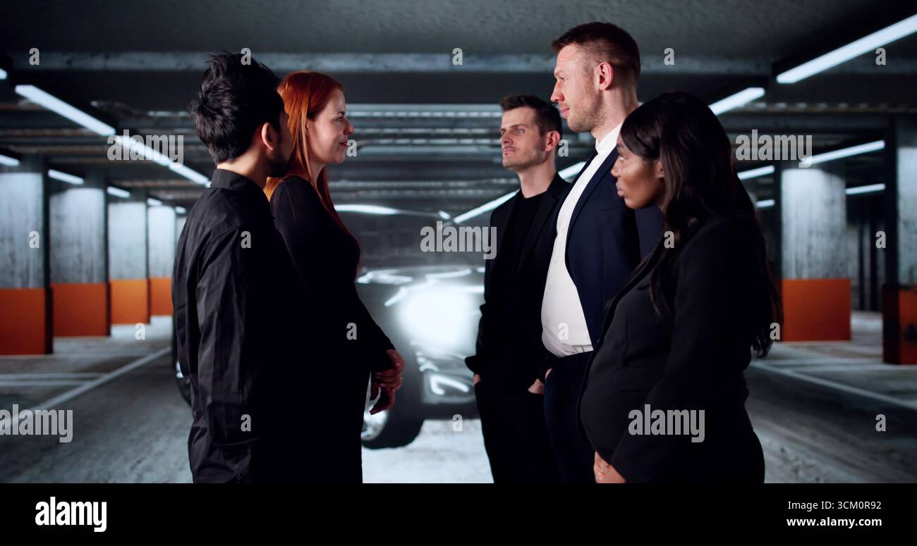 Die Kriminelle Untergrundversammlungen In Der Schattigen Garage Waren Intensiv Stockfoto