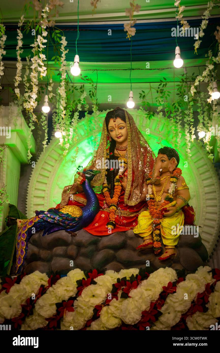 Traditionelles Idol der Göttin Parvati mit Lord Ganesha Stockfoto