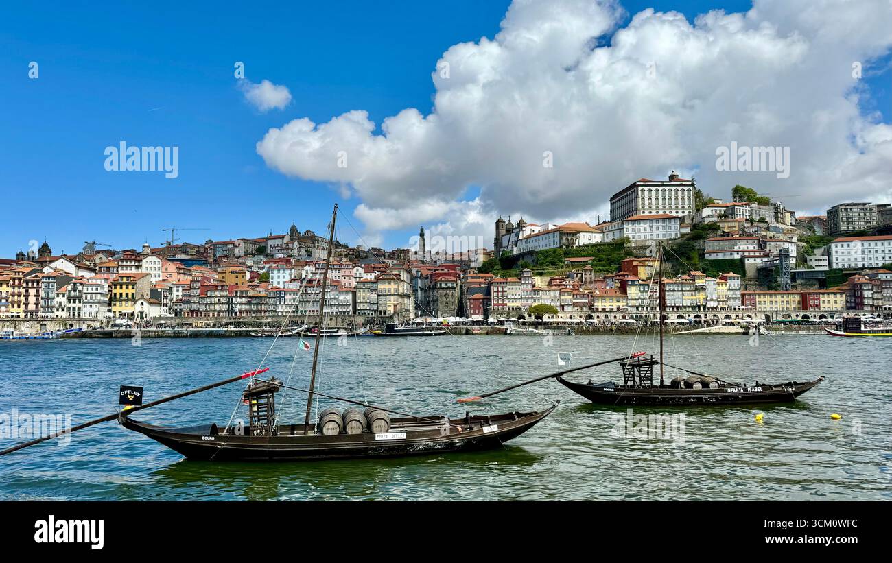 Traditionelle hölzerne Rabelo-Boote auf dem Fluss Douro mit Ribeira im Hintergrund, Porto Portugal - Smartphone-aufgenommenes Stockfoto