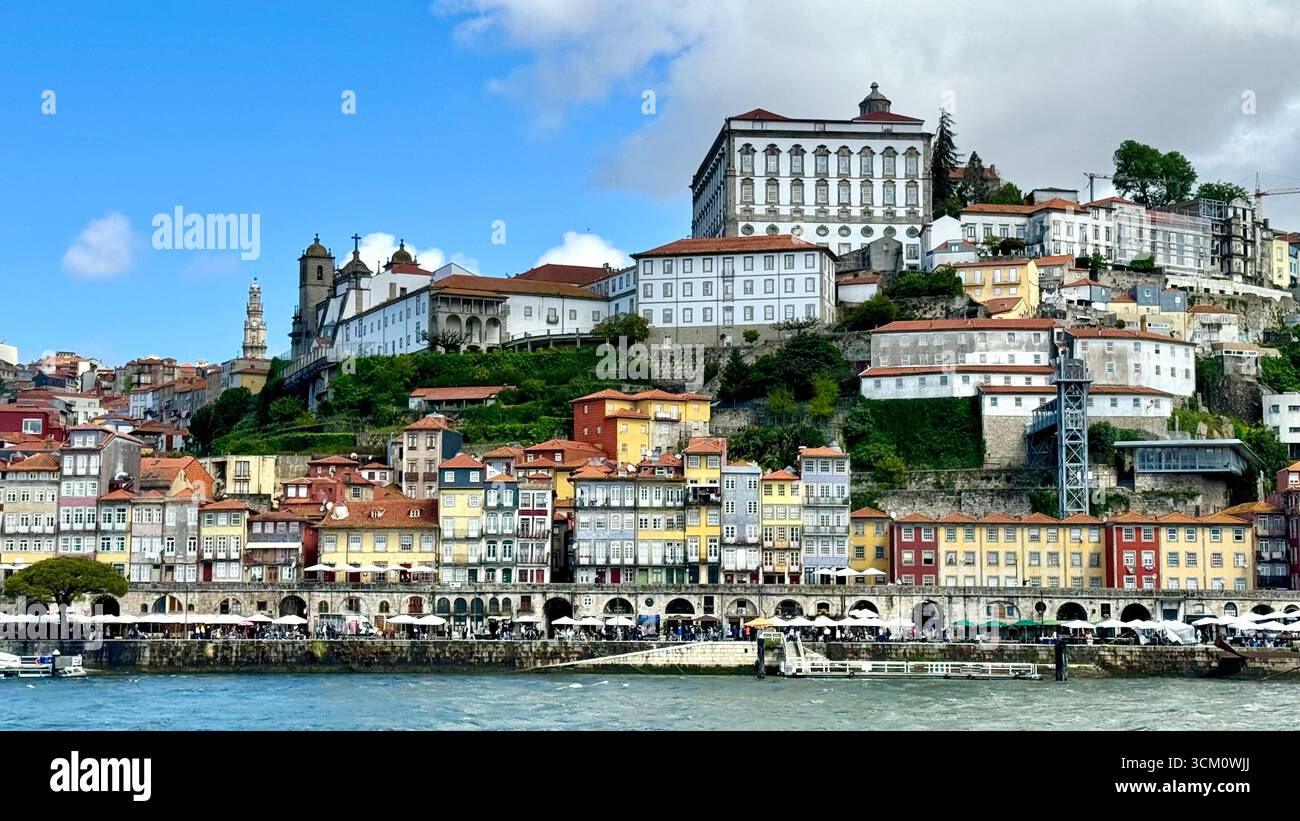 Wohnwohnungen mit hoher Dichte in Ribeira in Porto am Fluss Douro Portugal - Smartphone-aufgenommenes Stockfoto