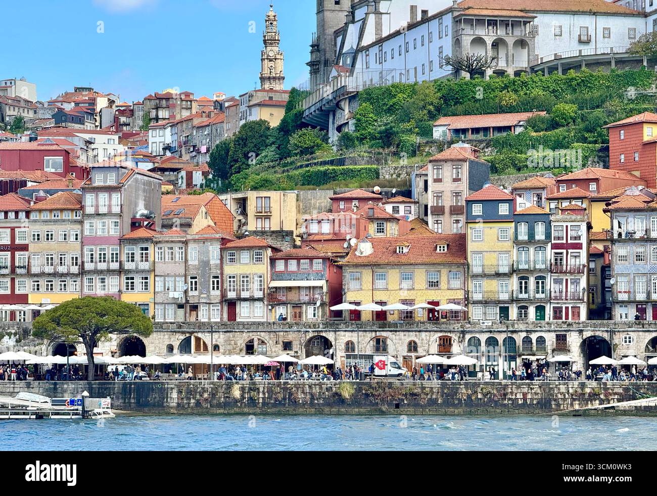 Wohnwohnungen mit hoher Dichte in Ribeira in Porto am Fluss Douro Portugal - Smartphone-aufgenommenes Stockfoto