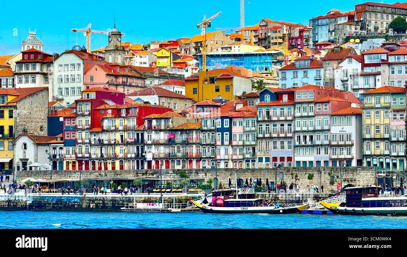 Wohnwohnungen mit hoher Dichte in Ribeira in Porto am Fluss Douro Portugal - Smartphone-aufgenommenes Stockfoto