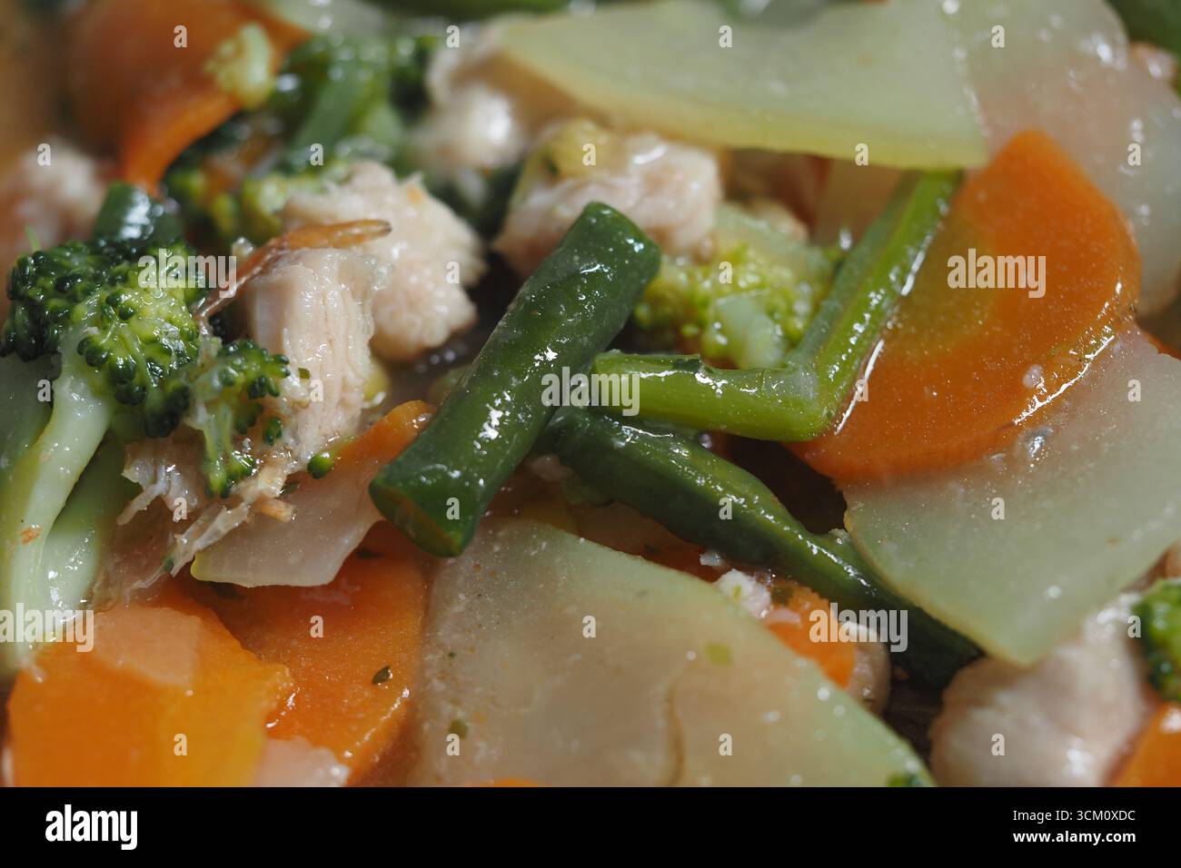 Lebendiges Hühnchen und Gemüsebraten Stockfoto