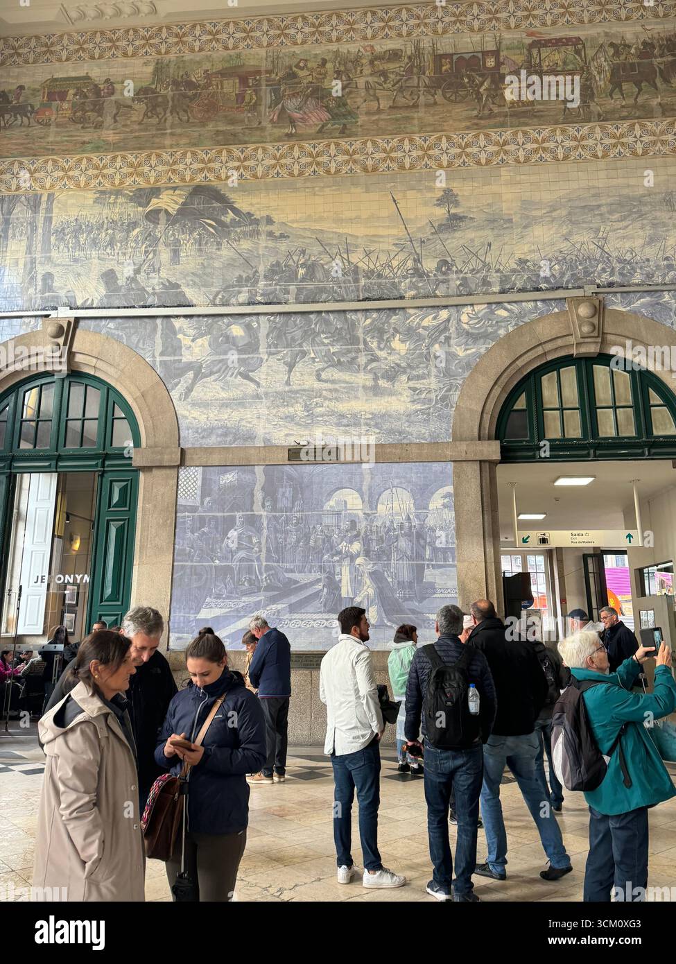 Foyer des Bahnhofs Porto São Bento mit Wandgemälden aus Azulejo-Fliesenkunst von Jorge Colaço im historischen Zentrum von Porto, Portugal - Smartphone-aufgenommenes Stockfoto