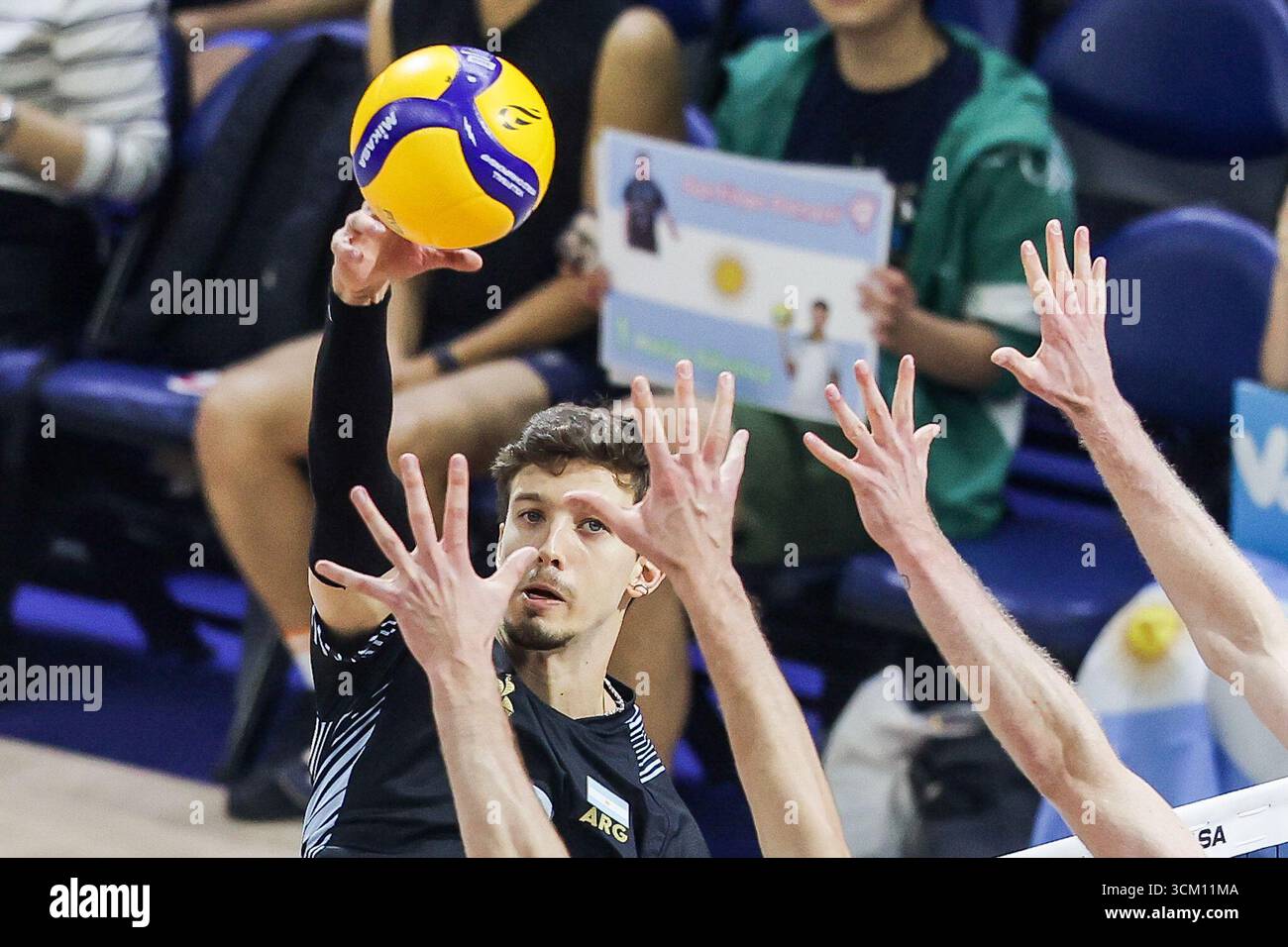 Quezon City, Philippinen. September 2025. Luciano Palonsky aus Argentinien tritt beim Pool C Spiel zwischen Finnland und Argentinien an der FIVB Männer-Weltmeisterschaft 2025 in Quezon City, Philippinen, am 14. September 2025 an. Quelle: Rouelle Umali/Xinhua/Alamy Live News Stockfoto