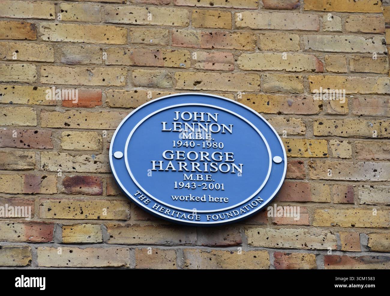 Blaue Gedenktafel der Heritage Foundation, in der John Lennon und George Harrison arbeiteten, Marylebone, London West End, Vereinigtes Königreich Stockfoto