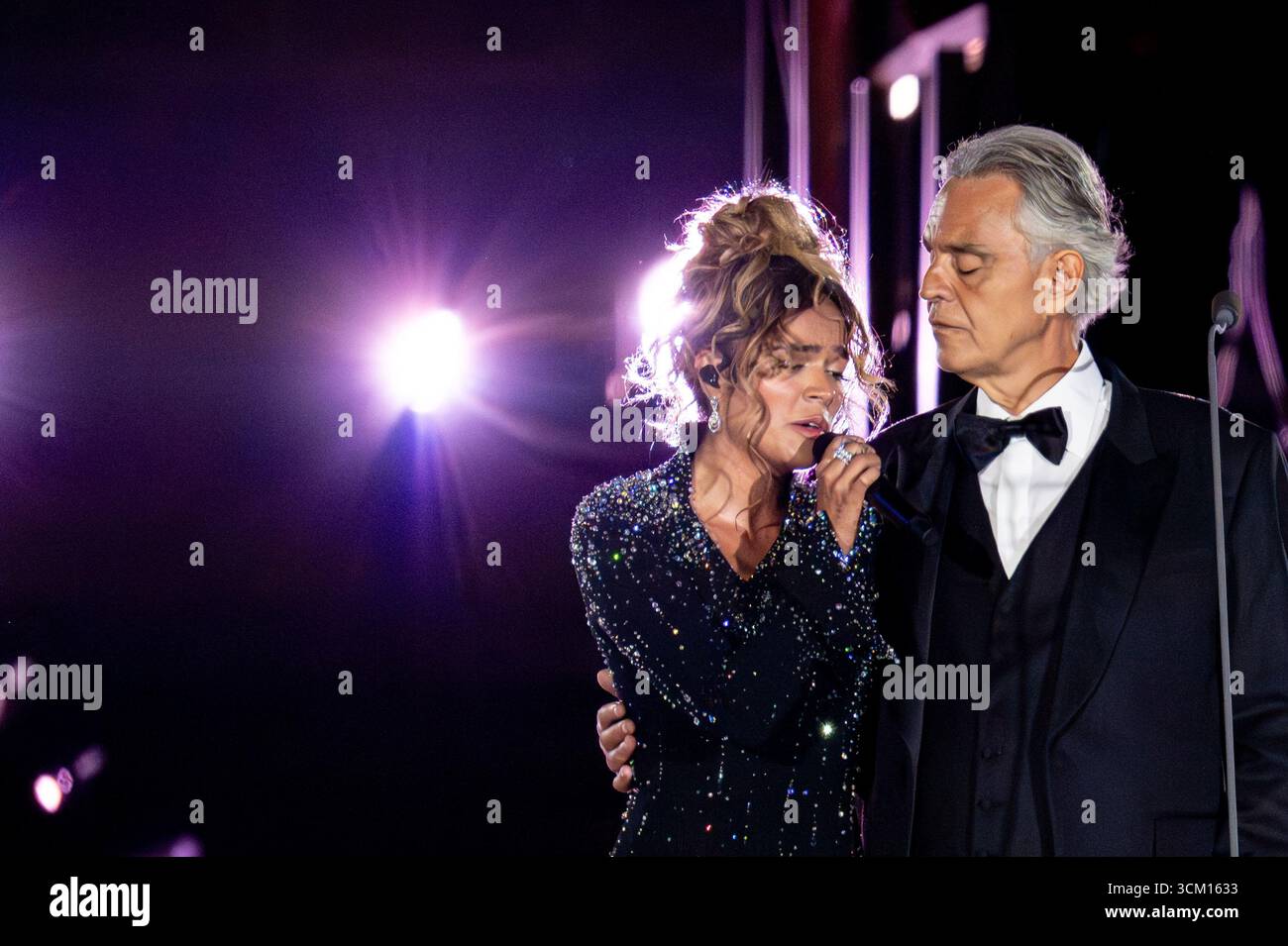 Die kolumbianische Singer-Songwriterin Karol G und die italienische Singer-Songwriterin Andrea Bocelli treten während der „Grace for the World“ auf Stockfoto