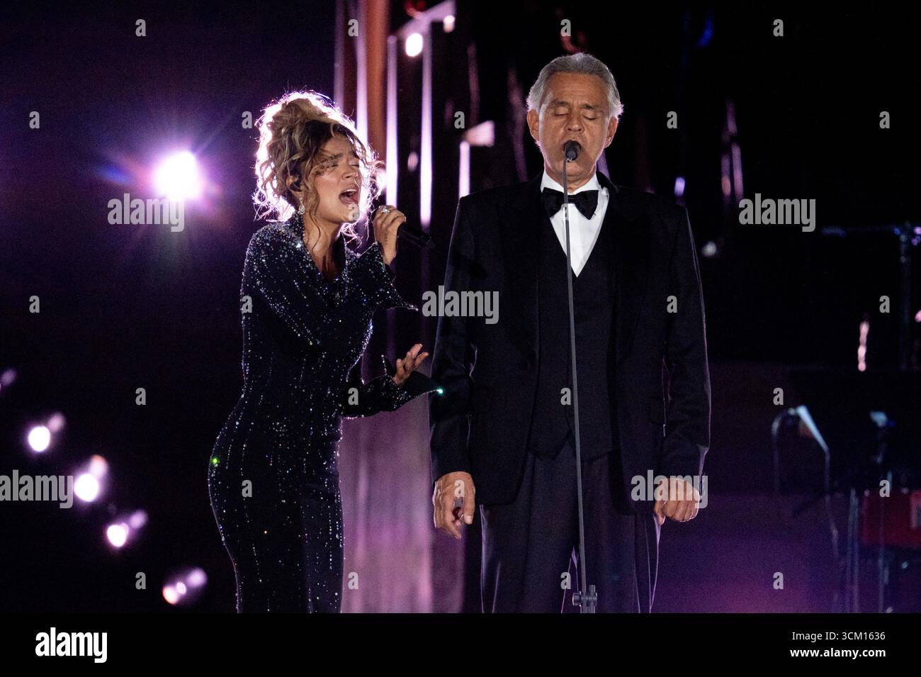 Die kolumbianische Singer-Songwriterin Karol G und die italienische Singer-Songwriterin Andrea Bocelli treten während der „Grace for the World“ auf Stockfoto