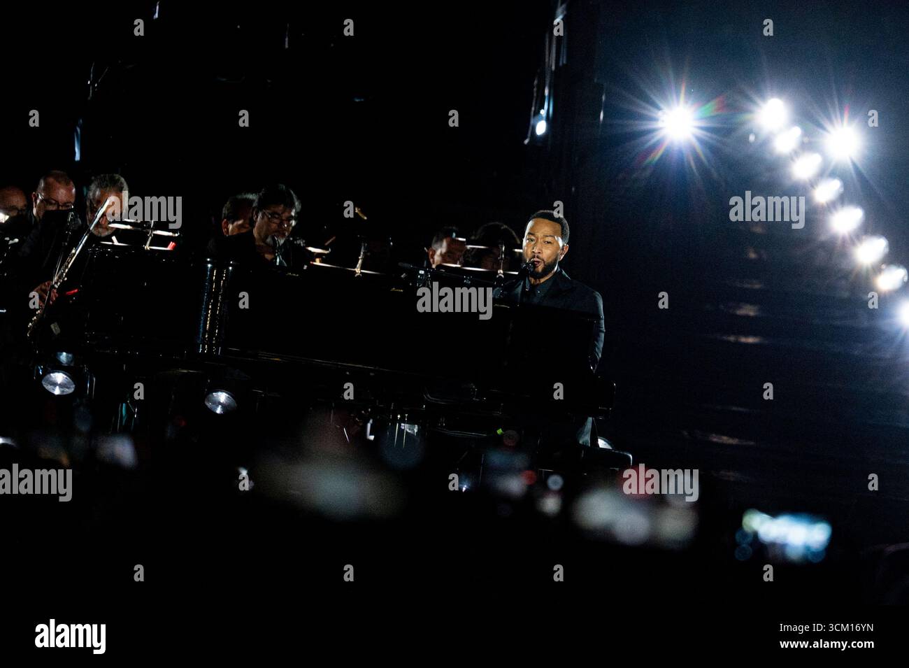 DER US-AMERIKANISCHE Sänger und Songwriter John Legend tritt am 13. September 2025 auf der Bühne des kostenlosen Konzerts „Grace for the World“ und der Lichtshow auf dem Petersplatz im Vatikan auf. Das Konzert „Grace for the World“ wurde von dem amerikanischen Songwriter Pharrell Williams und dem italienischen Tenor Andrea Bocelli geleitet. Die Veranstaltung markiert das Ende des dritten Welttreffens zur menschlichen Bruderschaft, einer Reihe von Begegnungen, die 2020 nach der Veröffentlichung der Enzyklika „alle Brüder“ durch den verstorbenen Papst Franziskus ins Leben gerufen wurden. (Foto: Massimo Valicchia/NurPhoto) Stockfoto