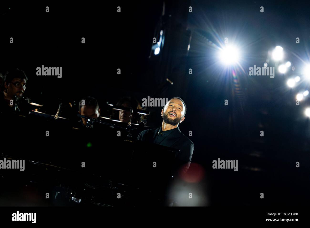 DER US-AMERIKANISCHE Sänger und Songwriter John Legend tritt am 13. September 2025 auf der Bühne des kostenlosen Konzerts „Grace for the World“ und der Lichtshow auf dem Petersplatz im Vatikan auf. Das Konzert „Grace for the World“ wurde von dem amerikanischen Songwriter Pharrell Williams und dem italienischen Tenor Andrea Bocelli geleitet. Die Veranstaltung markiert das Ende des dritten Welttreffens zur menschlichen Bruderschaft, einer Reihe von Begegnungen, die 2020 nach der Veröffentlichung der Enzyklika „alle Brüder“ durch den verstorbenen Papst Franziskus ins Leben gerufen wurden. (Foto: Massimo Valicchia/NurPhoto) Stockfoto